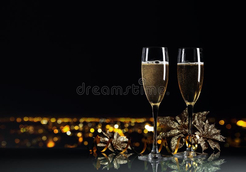 Dwie szklanki szampana na tle nocnego miasta obraz royalty free Dwie szklanki szampana na tle nocnego miasta obraz royalty free
