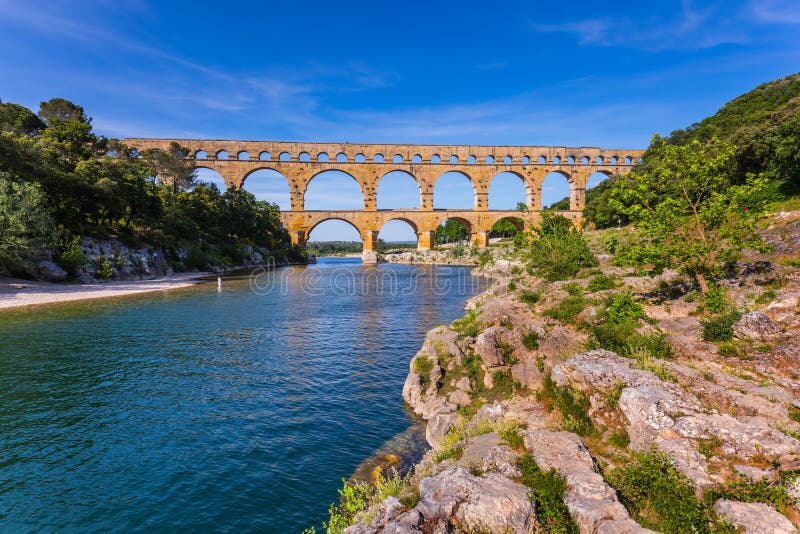Dwupi?trowy akwedukt Pont du Gard w Europa