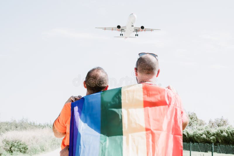 Dwóch gejów patrzy na samolot lecący na niebie LGTB,LGBT zdjęcia stock Dwóch gejów patrzy na samolot lecący na niebie LGTB,LGBT zdjęcia stock