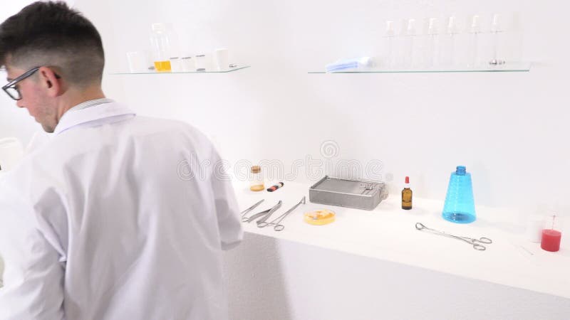 Dwóch kolegów i farmaceutów wymyśla nowe leki
