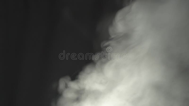 Dym parowy na ciemnym tle