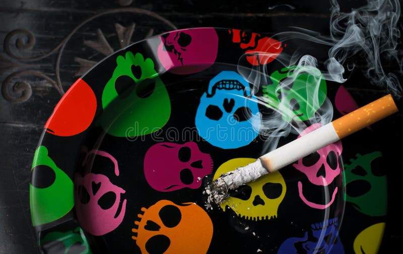 Dymienie papierosu Ashtray fotografia royalty free Dymienie papierosu Ashtray fotografia royalty free