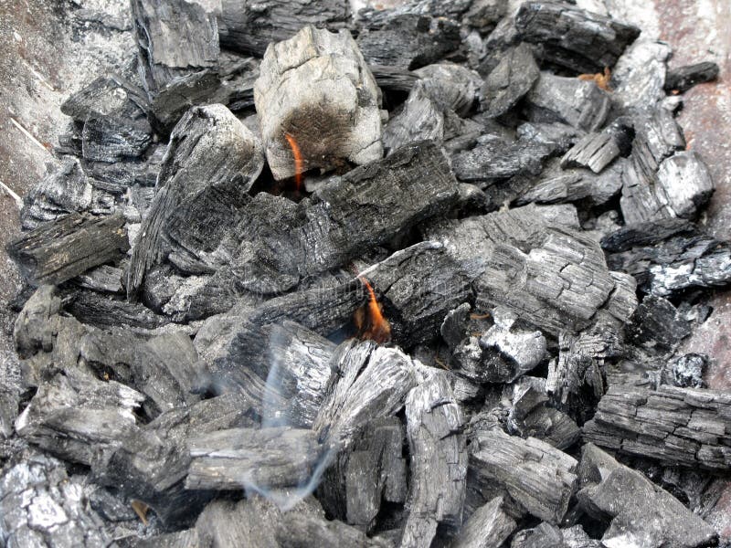 Dymienie płonący węgiel drzewny zdjęcia stock Dymienie płonący węgiel drzewny zdjęcia stock