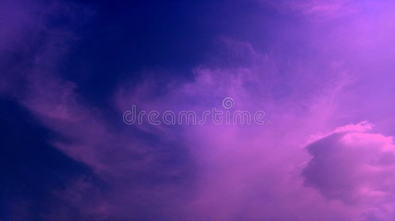Dymiących chmur menchii koloru błękitna mikstura wykonuje tekstury tła tapetę