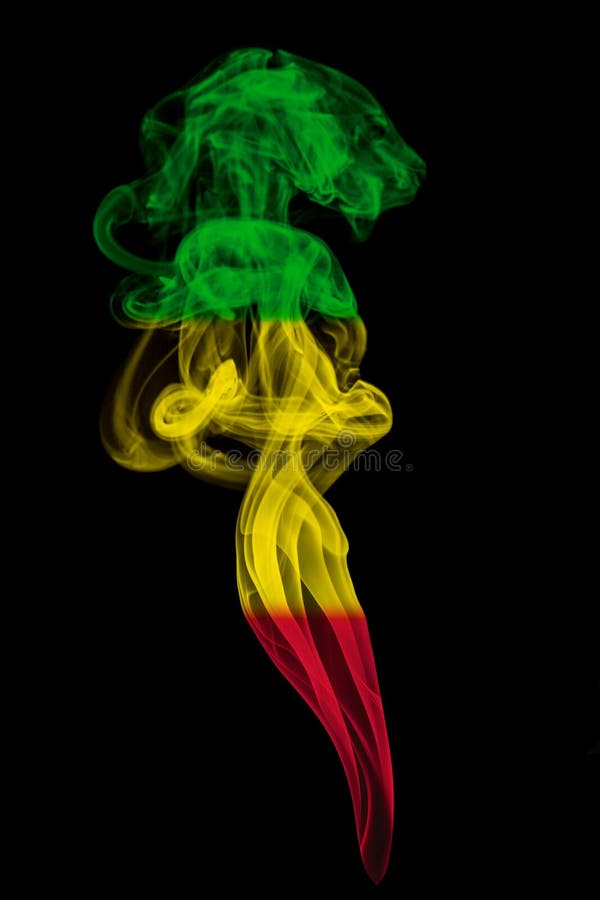 Dymny filar barwiący w flaga reggae zdjęcia stock Dymny filar barwiący w flaga reggae zdjęcia stock
