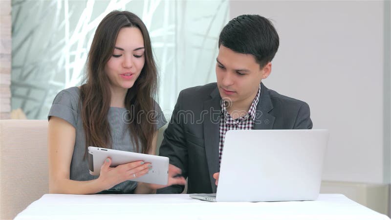 Dynamiska, unga företag som samarbetar om dataanalys stock video