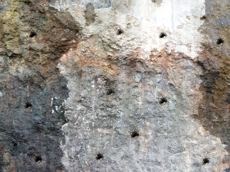 Dynamithål för den explosiva arkiveringen på ett berg vaggar arkivfoto Dynamithål för den explosiva arkiveringen på ett berg vaggar arkivfoto