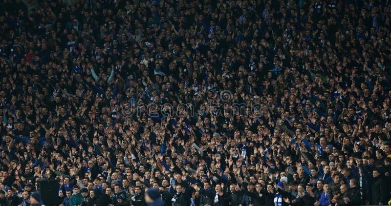 Dynamo Kyiv wachluje kładzenie ręki, UEFA Europa Ligowego Round 16 nogi drugi dopasowanie między dynamem i Everton up, zdjęcie stock Dynamo Kyiv wachluje kładzenie ręki, UEFA Europa Ligowego Round 16 nogi drugi dopasowanie między dynamem i Everton up, zdjęcie stock