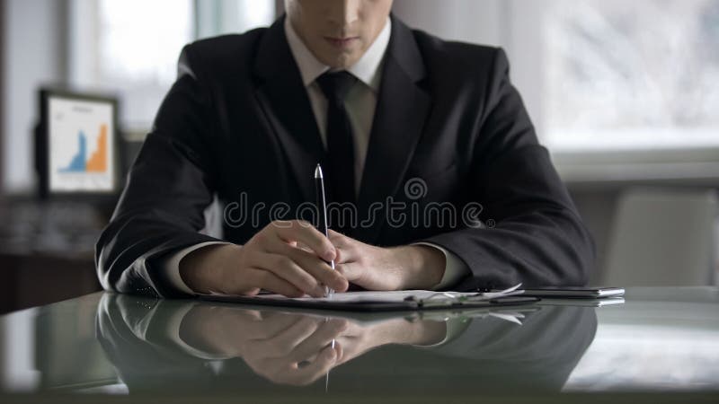 Dyrektor sp??ki my?le? powa?nie na dokumencie, trudna decyzja biznesowa obraz royalty free Dyrektor sp??ki my?le? powa?nie na dokumencie, trudna decyzja biznesowa obraz royalty free