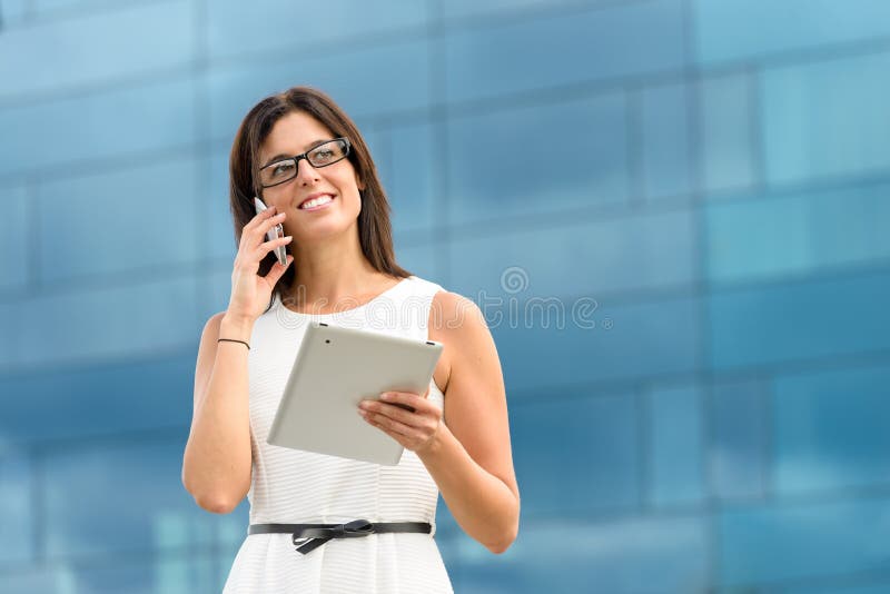 Dyrektor wykonawczy z pastylką i telefonem zdjęcie royalty free Dyrektor wykonawczy z pastylką i telefonem zdjęcie royalty free