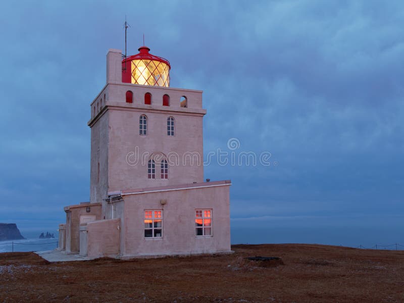 Dyrholaey do kap da torre clara na noite foto de stock royalty free Dyrholaey do kap da torre clara na noite foto de stock royalty free