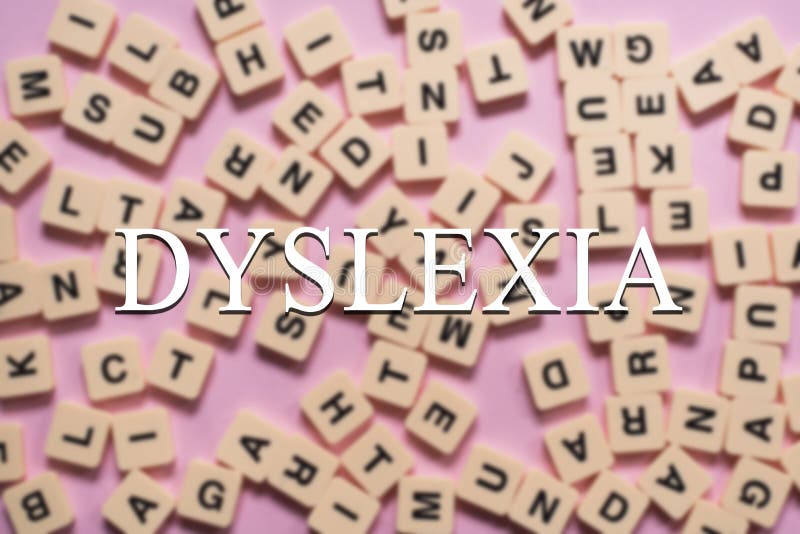 Dyslexiekonzept - Alphabetbuchstaben auf rosa Hintergrund lizenzfreie stockbilder Dyslexiekonzept - Alphabetbuchstaben auf rosa Hintergrund lizenzfreie stockbilder