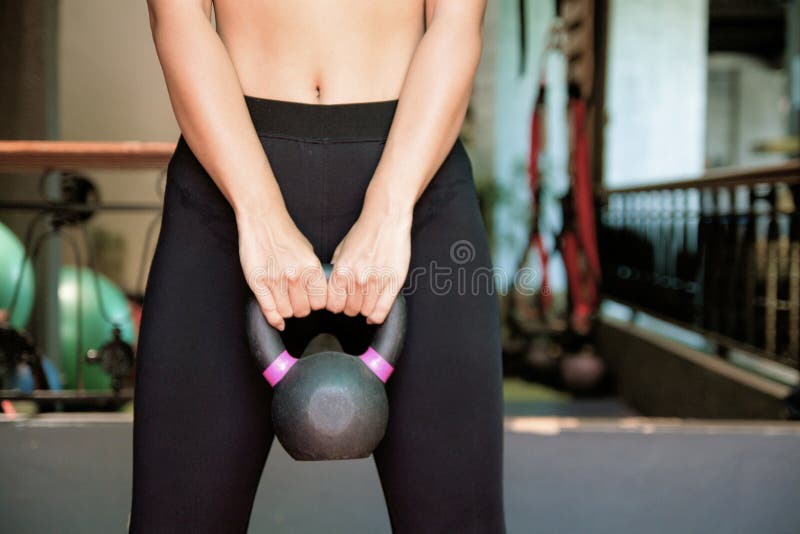 Dysponowana dziewczyna w sportów dźwignięć ciężarze robi sedna ćwiczy w gym obraz stock Dysponowana dziewczyna w sportów dźwignięć ciężarze robi sedna ćwiczy w gym obraz stock