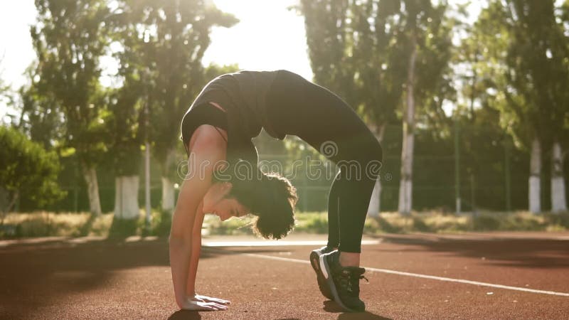 Dysponowana kobieta robi bridżowemu pozy joga ćwiczeniu od siedzącej pozyci Brunetki caucasian kobieta ćwiczy mięśnie, trenuje