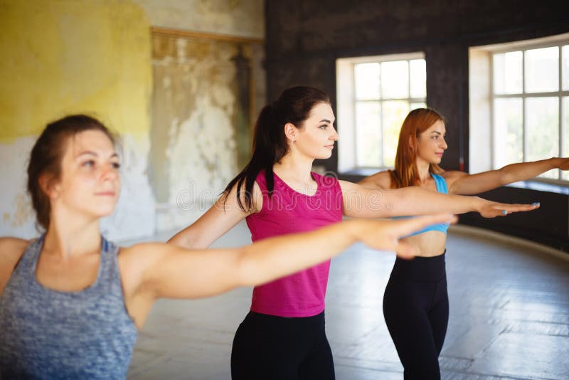 Dysponowane kobiety tanczy zumba w gym fotografia royalty free Dysponowane kobiety tanczy zumba w gym fotografia royalty free