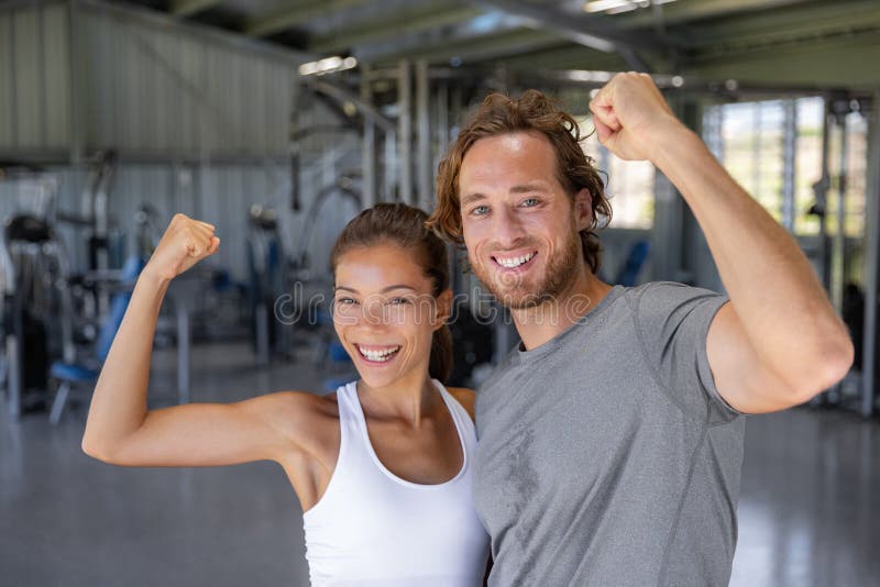 Dysponowanej władzy pary szczęśliwe napina silne ręki pokazuje daleko sukcesu szkolenie przy sprawności fizycznej gym - Uśmiechni