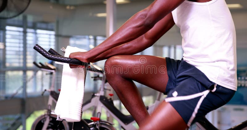 Dysponowany mężczyzna na ćwiczenie rowerze