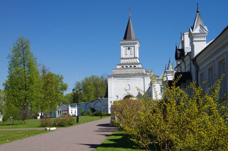 Dzerzhinsky rusia mayo 2017 : monasterio de ugresha en primavera imagenes de archivo