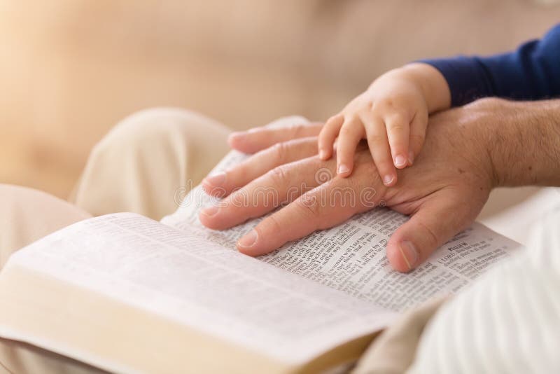 Dziadek czyta dla chłopca z biblii