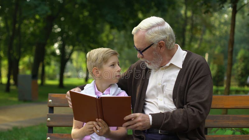 Dziadek czytelnicza książka z wnukiem, studiowanie wpólnie, wiedza świat