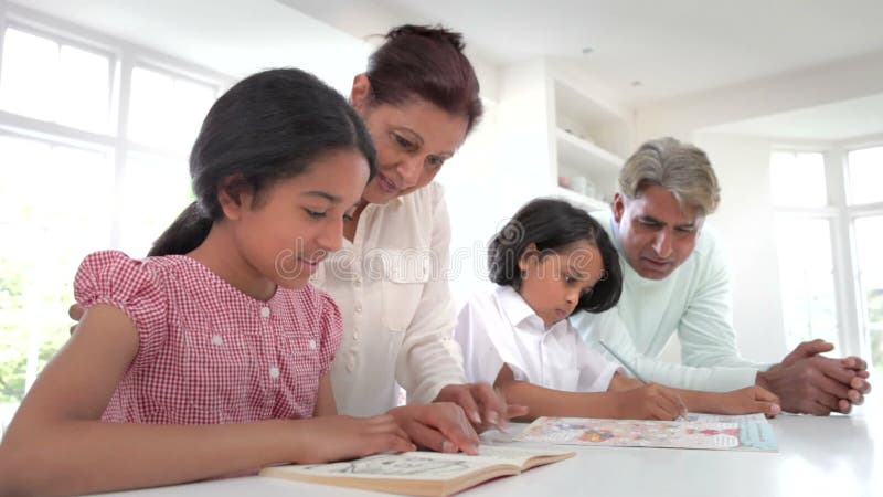 Dziadkowie Pomaga wnuków Z pracą domową
