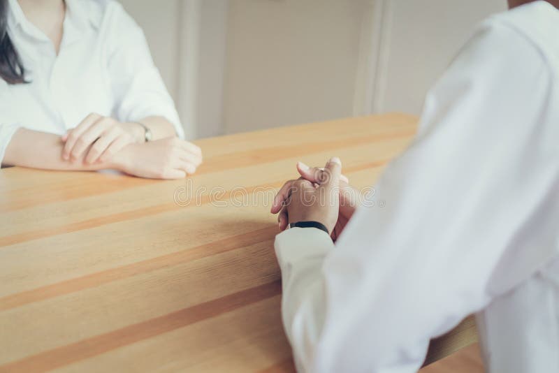 Dział zasobów ludzkich podczas akcydensowego wywiadu biznesowych kobiet w biurze fotografia stock Dział zasobów ludzkich podczas akcydensowego wywiadu biznesowych kobiet w biurze fotografia stock