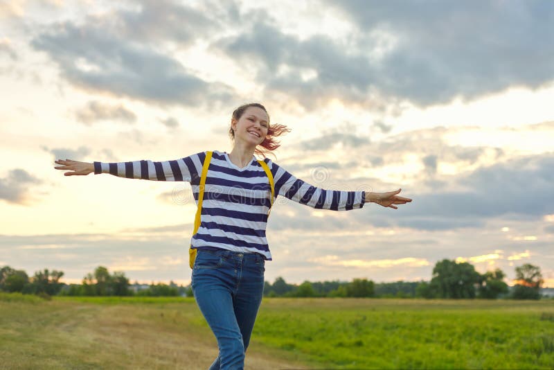 Działająca młoda dziewczyna z żółtym plecakiem z otwartymi rękami, fotografia royalty free Działająca młoda dziewczyna z żółtym plecakiem z otwartymi rękami, fotografia royalty free