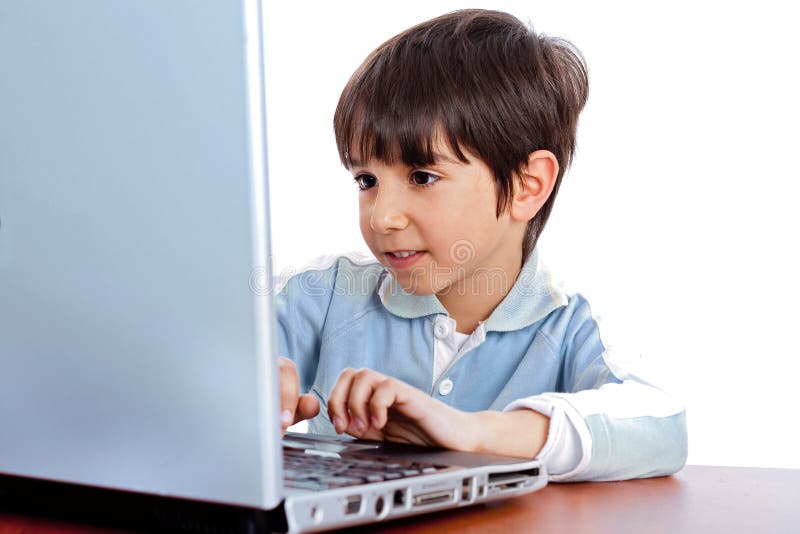 Działanie śliczny dzieciaka laptopu działanie zdjęcie stock