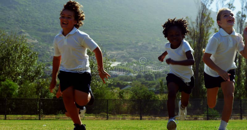 Dzieci biega w parku podczas rasy
