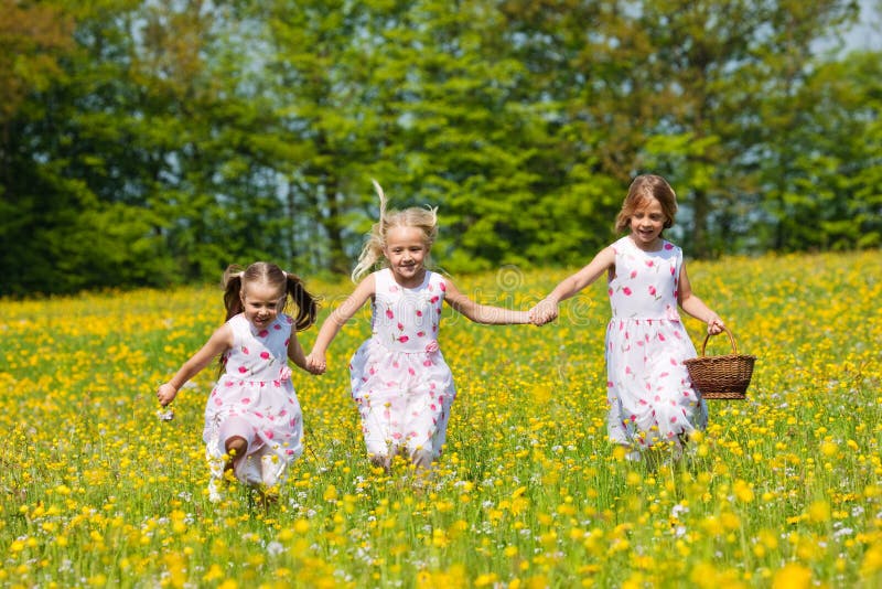 dzieci Easter jajka polowanie zdjęcie stock dzieci Easter jajka polowanie zdjęcie stock