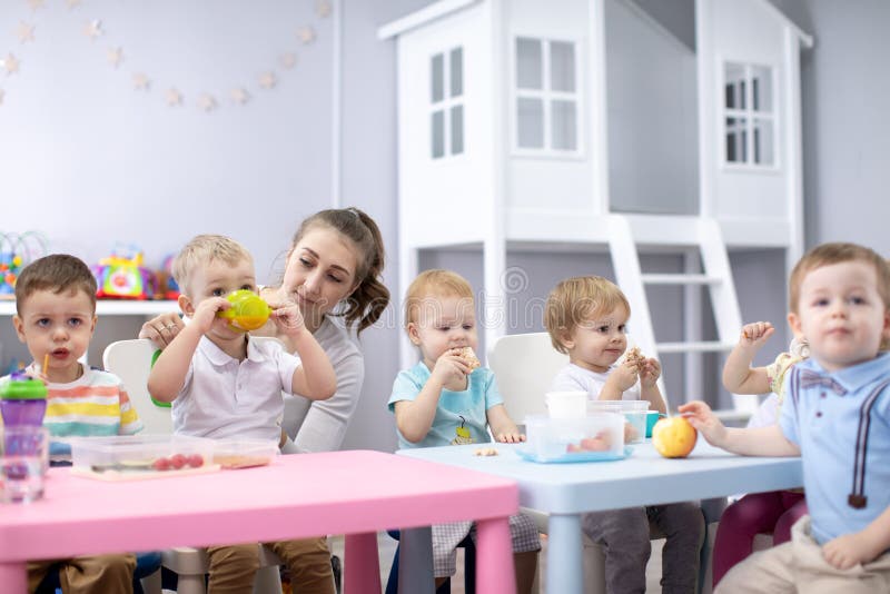 Dzieci je zdrowego lunch w pepinierze lub daycare centre obrazy royalty free Dzieci je zdrowego lunch w pepinierze lub daycare centre obrazy royalty free