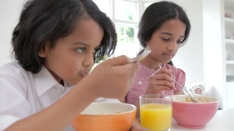 Dzieci Ma śniadanie W kuchni Przed szkołą
