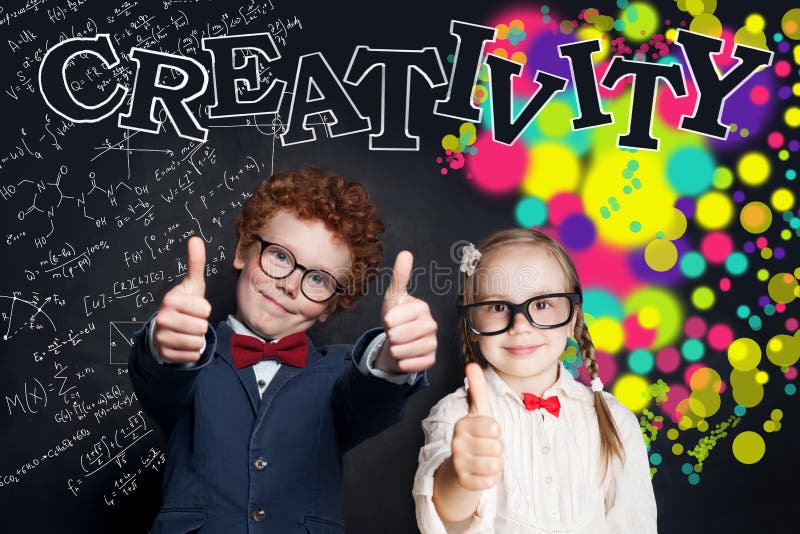 Dzieci twórcze Szczęśliwy chłopiec i dziewczyna na czarnym tle z wzorami matematycznymi i wzorami sztuki zdjęcia royalty free