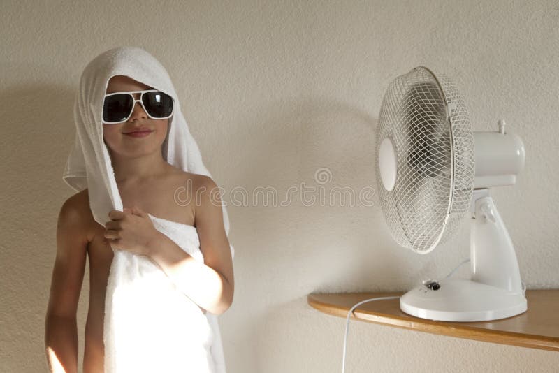 Dzieci wytarcia z fan obraz royalty free Dzieci wytarcia z fan obraz royalty free