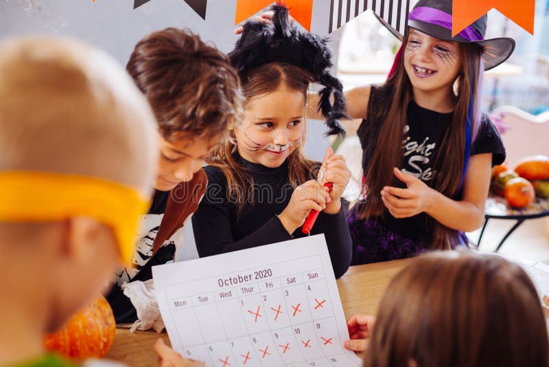 Dzieci z malować twarzami no mogą czekać do początku Halloween przyjęcie zdjęcia stock Dzieci z malować twarzami no mogą czekać do początku Halloween przyjęcie zdjęcia stock