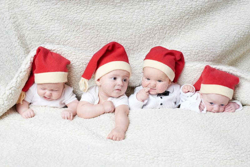 Download Dzieci Z Santa Kapeluszami Na Jaskrawym Tle Zdjęcie Stock - Obraz złożonej z dzieciak, dziecko: 57673192