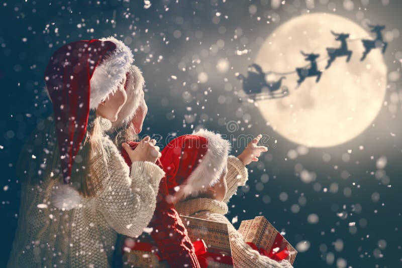 Dzieci z xmas teraźniejszość zdjęcia stock Dzieci z xmas teraźniejszość zdjęcia stock