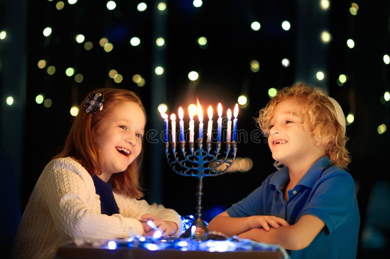 Dzieci świętujące hanukkę. festiwal świateł zdjęcia royalty free