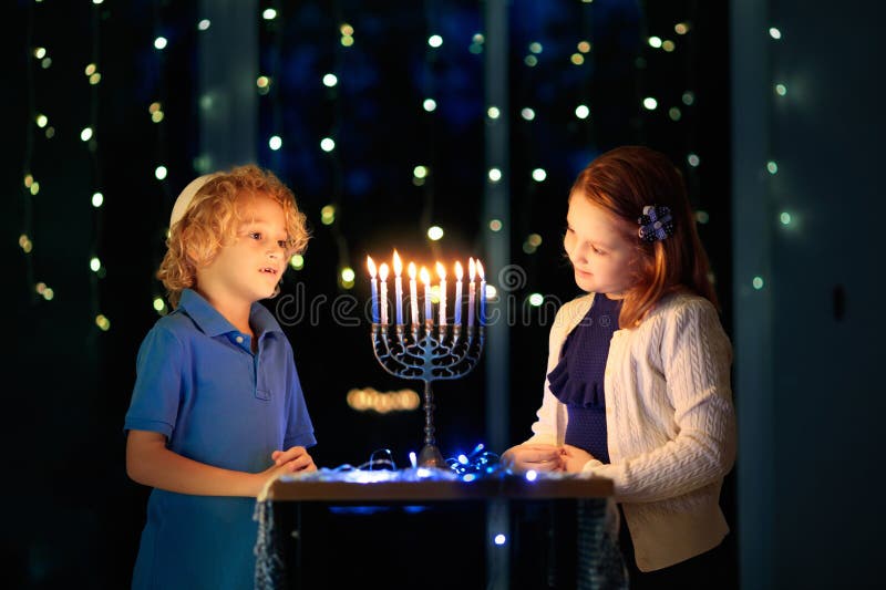 Dzieci świętujące hanukkę. festiwal świateł obrazy royalty free