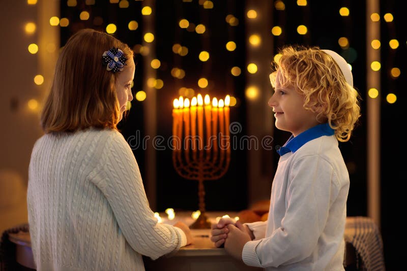 Dzieci świętujące hanukkę. festiwal świateł obrazy stock