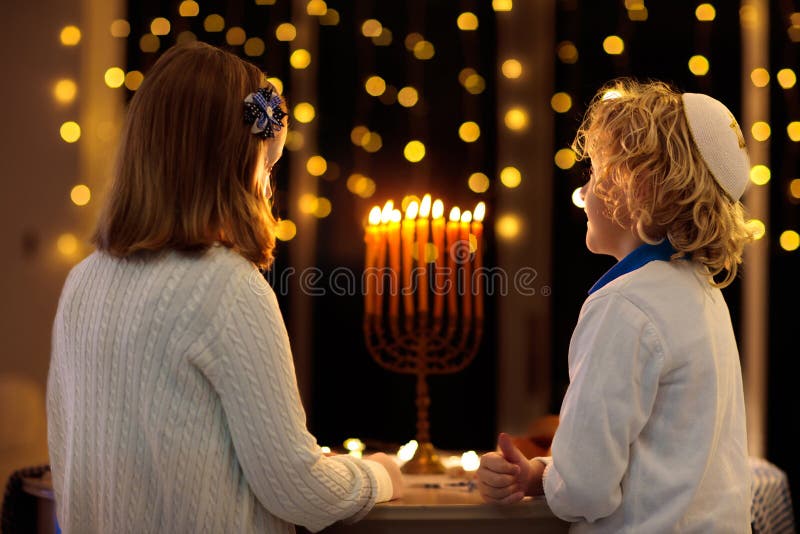 Dzieci świętujące hanukkę. festiwal świateł fotografia royalty free