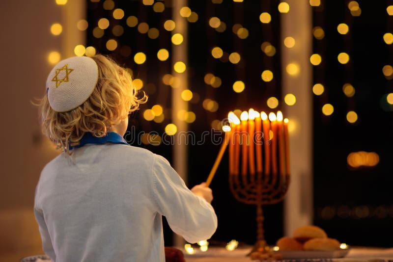 Dzieci świętujące hanukkę. festiwal świateł zdjęcia stock
