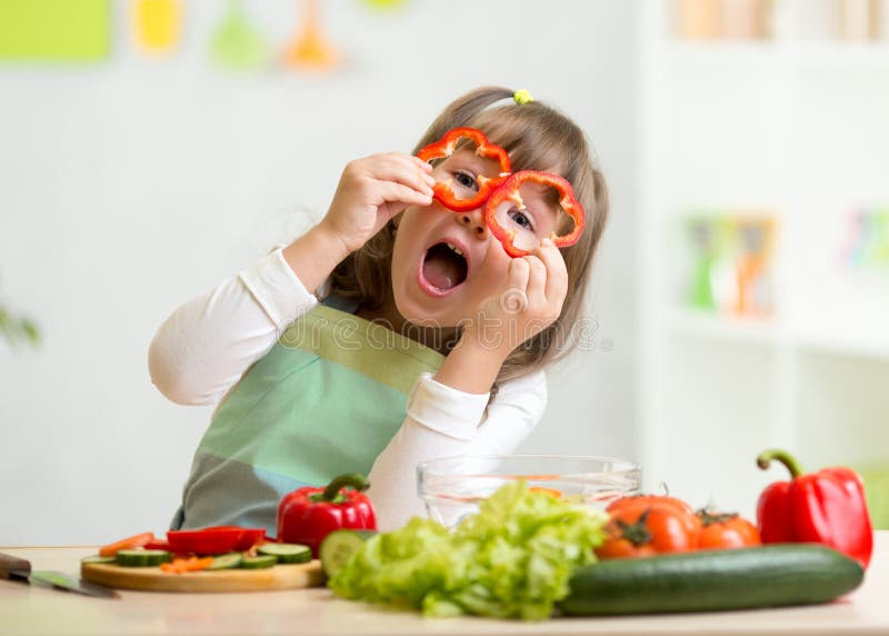 Dzieciak dziewczyna ma zabawę z karmowymi warzywami