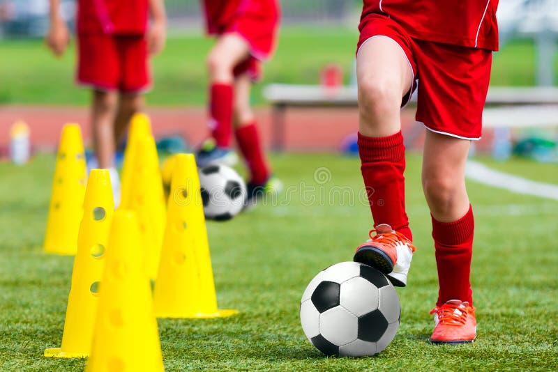 Dzieciak piłki nożnej Futbolowy szkolenie Młoda atleta z Futbolową piłką