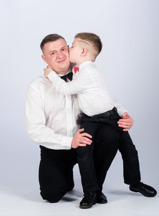 Dzieciaka buziak jego ojciec Smokingu styl chłopiec z taty biznesmenem Rodzinny dzie? esthete buck mody Szcz??liwy dziecko z fotografia stock Dzieciaka buziak jego ojciec Smokingu styl chłopiec z taty biznesmenem Rodzinny dzie? esthete buck mody Szcz??liwy dziecko z fotografia stock