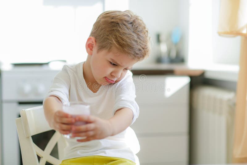 Dzieciaka lub blondynki ch?opiec szcz??liwy ?asowanie przy sto?em Dzieci?stwo i szcz??cie, niezale?no?? ?niadanie, ranek, rodzina obraz stock Dzieciaka lub blondynki ch?opiec szcz??liwy ?asowanie przy sto?em Dzieci?stwo i szcz??cie, niezale?no?? ?niadanie, ranek, rodzina obraz stock