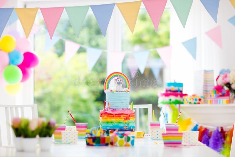 Dzieciaka przyjęcia urodzinowego tort i dekoracja