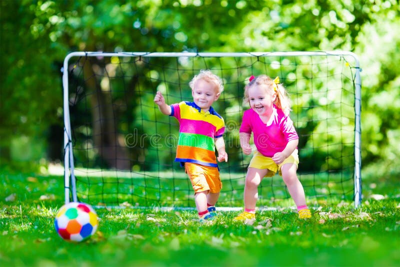 Dzieciaki bawić się futbol w szkolnym jardzie obraz royalty free Dzieciaki bawić się futbol w szkolnym jardzie obraz royalty free