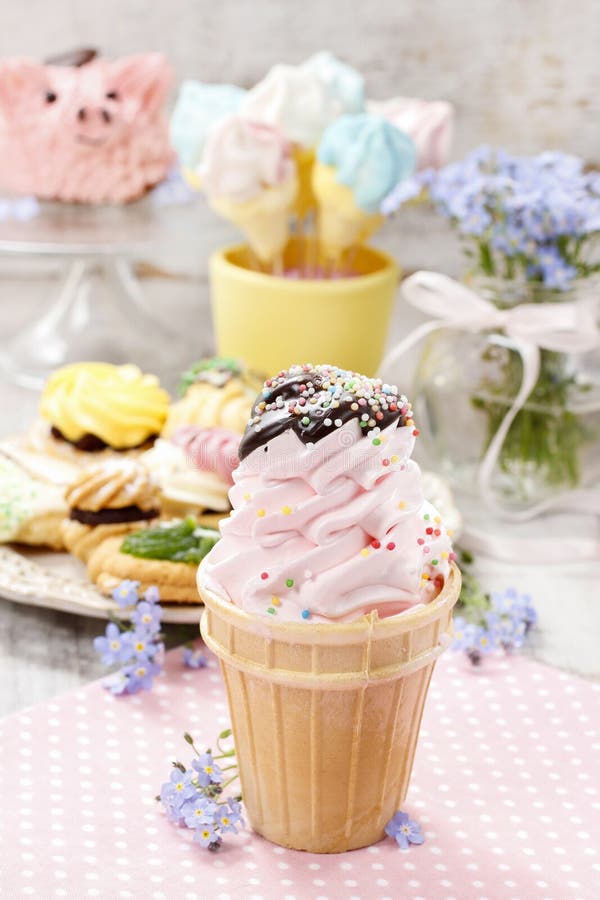 Dzieciaki bawją się: różowy lody rożek fotografia stock Dzieciaki bawją się: różowy lody rożek fotografia stock