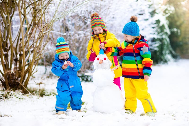 Dzieciaki buduje bałwanu Dzieci w śniegu zabawnie kierowcy sledge zimy